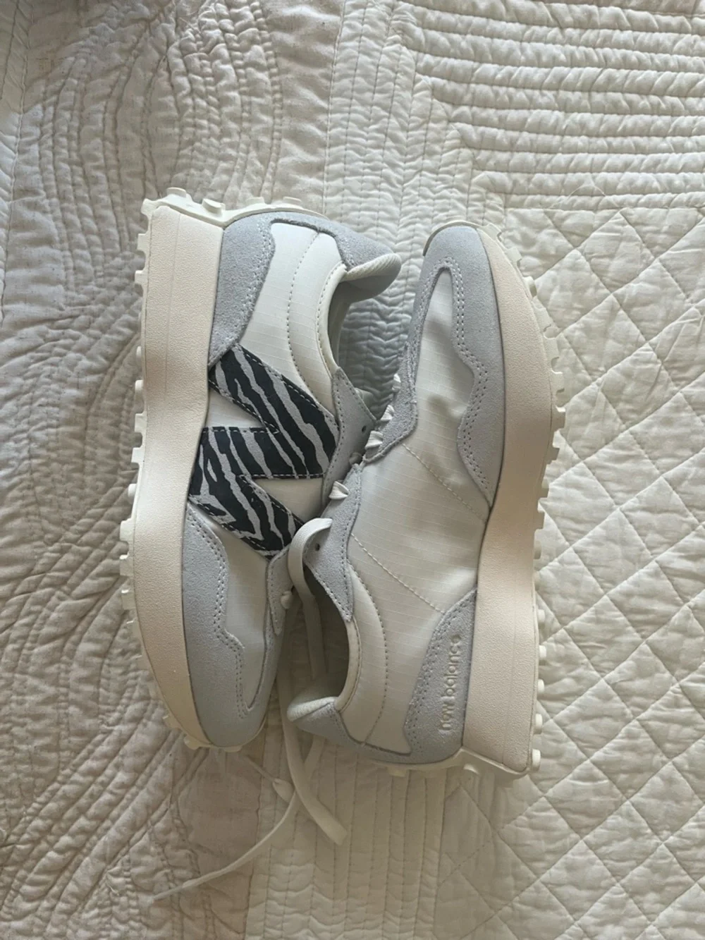 ASOS EXCLUSIVE New Balance 327 Grey/Blue Tiger Stripes - Picture 2 of 5